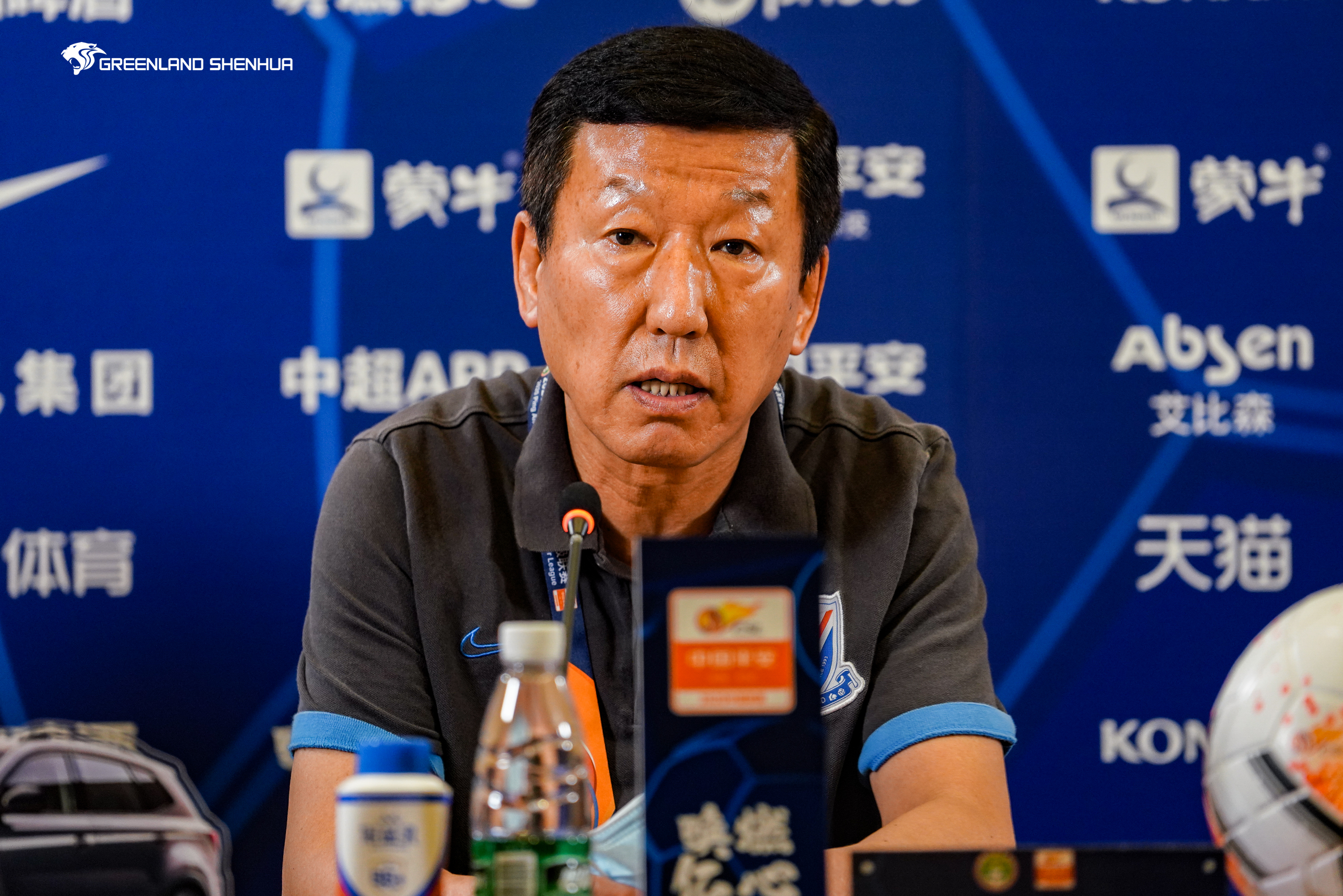 瓦朗谢纳队长发难，要求球队全力拼搏的简单介绍